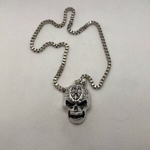 NWOT Angry skull pendant with box chain